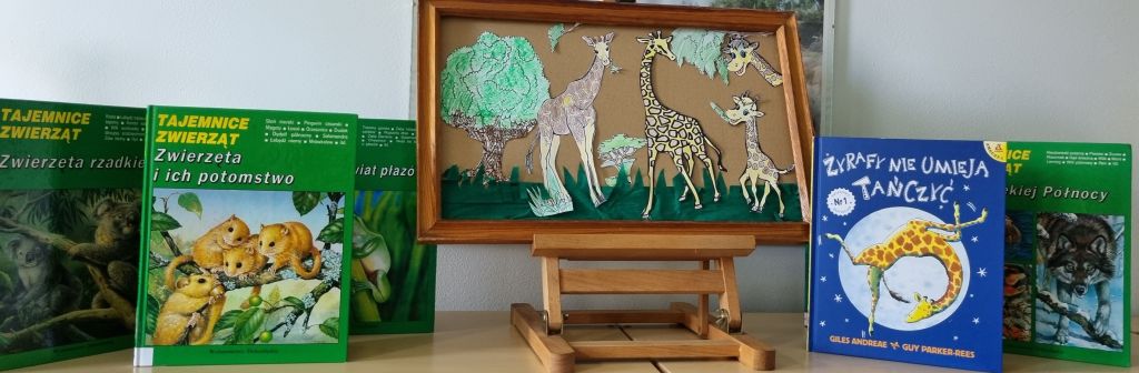 Wystawa książek o zwierzętach podczas lekcji bibliotecznej.