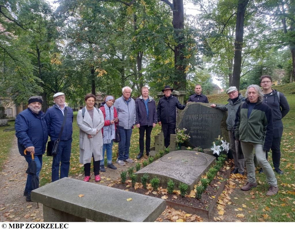 Uczestnicy konferencji filozoficznej „1624. Duchowość śląska w kontekście zmiany pokoleniowej – Jacob Böhme i Angelus Silesius” przy grobie Jakuba Böhme.