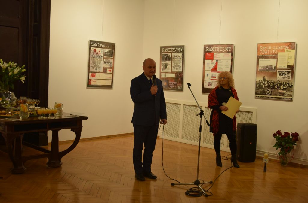 Wernisaż wystawy "Zgorzelec ma 80 lat!". Zdjęcie jest odnośnikiem do wpisu o wydarzeniu.