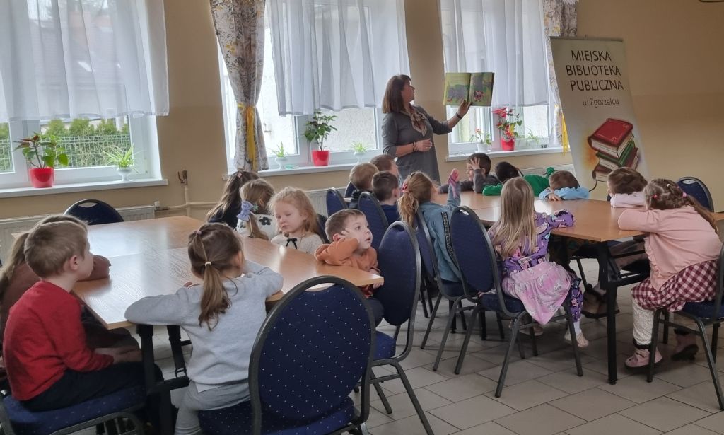 Bibliotekarka czyta dzieciom bajkę "Słoń Elmer". Zdjęcie jest odnośnikiem do wpisu "Słoń Elmer i wyjątkowy dzień".
