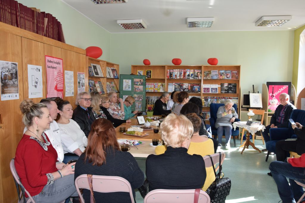 Uczestnicy spotkania w czytelni biblioteki.