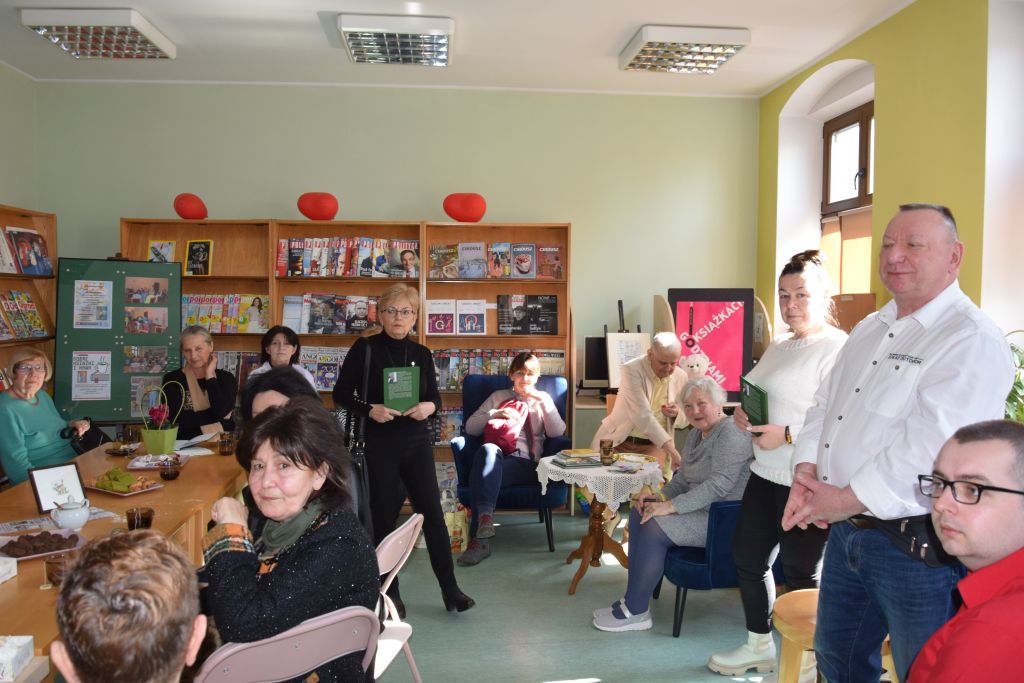 Uczestnicy spotkania w czytelni biblioteki.