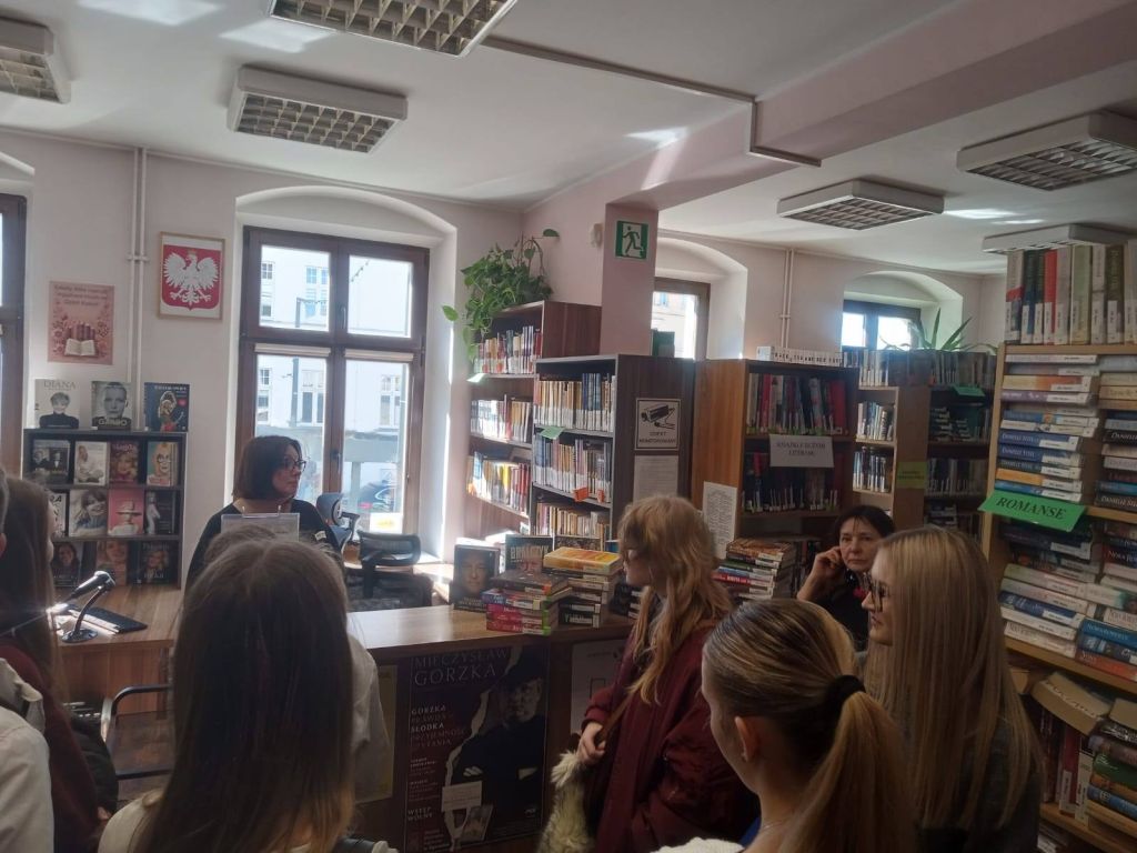 Wizyta uczniów z Augustum-Anne-Gymnasium w Görlitz w Miejskiej Bibliotece Publicznej w Zgorzelcu. Zdjęcie jest odnośnikiem do wpisu o spotkaniu.