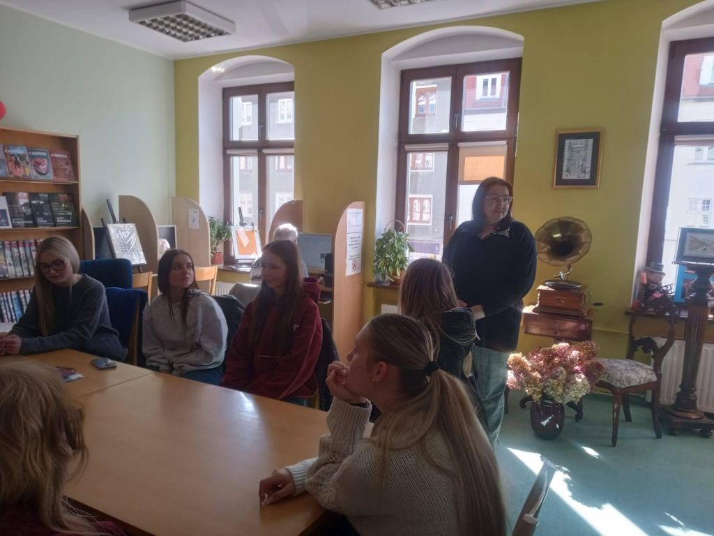 Wizyta uczniów z Augustum-Anne-Gymnasium w Görlitz w Miejskiej Bibliotece Publicznej w Zgorzelcu.