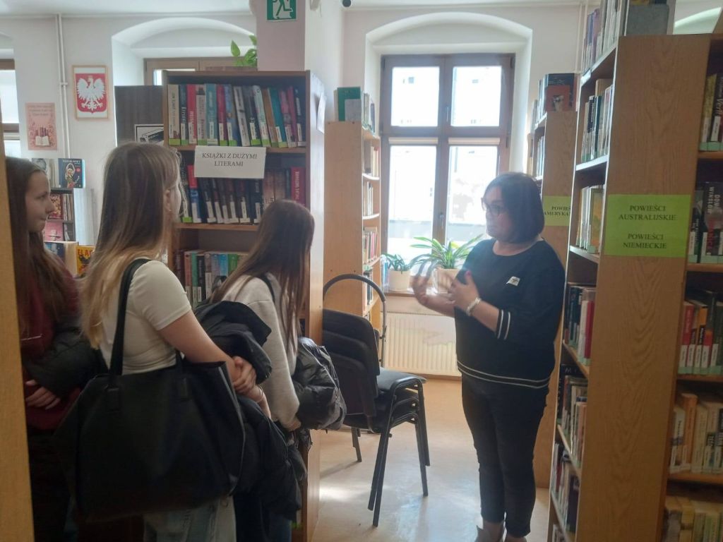 Wizyta uczniów z Augustum-Anne-Gymnasium w Görlitz w Miejskiej Bibliotece Publicznej w Zgorzelcu.