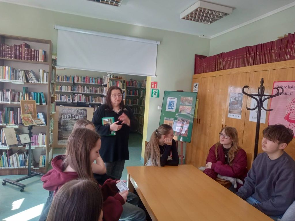 Wizyta uczniów z Augustum-Anne-Gymnasium w Görlitz w Miejskiej Bibliotece Publicznej w Zgorzelcu.