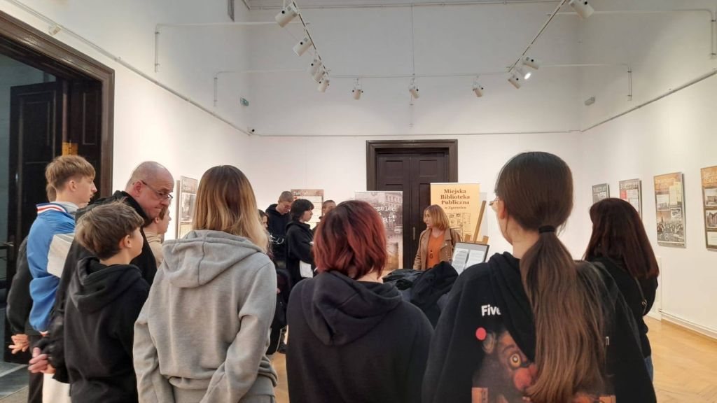 Wychowankowie Młodzieżowego Ośrodka Socjoterapii im. Janusza Korczaka w Zgorzelcu zwiedzają wystawę 