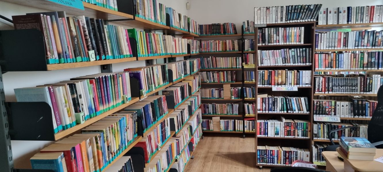 Regały biblioteczne, wypełnione książkami