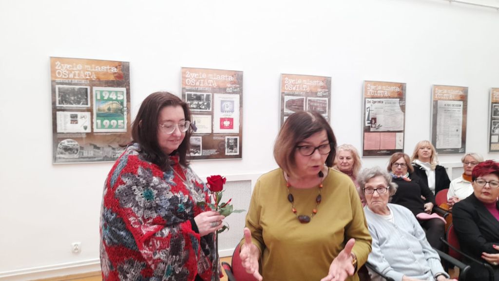 Słuchacze Transgranicznego Uniwersytetu Trzeciego Wieku w Zgorzelcu zwiedzają wystawę "Zgorzelec ma 80 lat!".