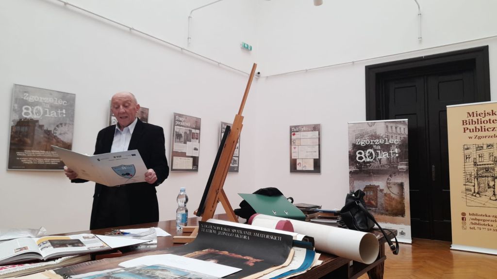 Słuchacze Transgranicznego Uniwersytetu Trzeciego Wieku w Zgorzelcu zwiedzają wystawę "Zgorzelec ma 80 lat!".