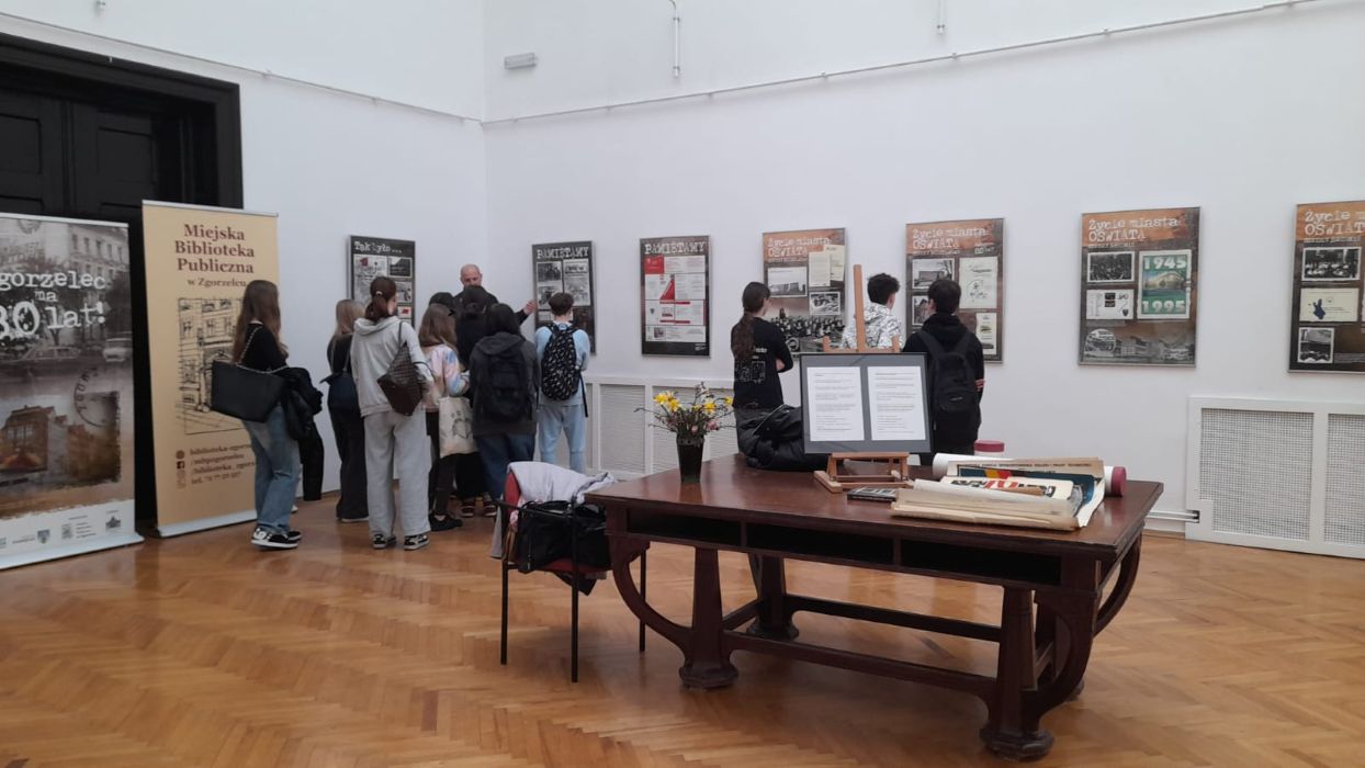 Uczniowie Zespołu Szkół Ponadpodstawowych w Zgorzelcu zwiedzają wystawę "Zgorzelec ma 80 lat!".