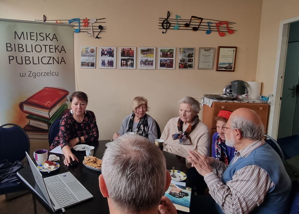 Spotkanie Klubowiczów Dyskusyjnego Klubu Książki "Aktywny Senior". Zdjęcie jest odnośnikiem do wpisu "W sercu wroga ".