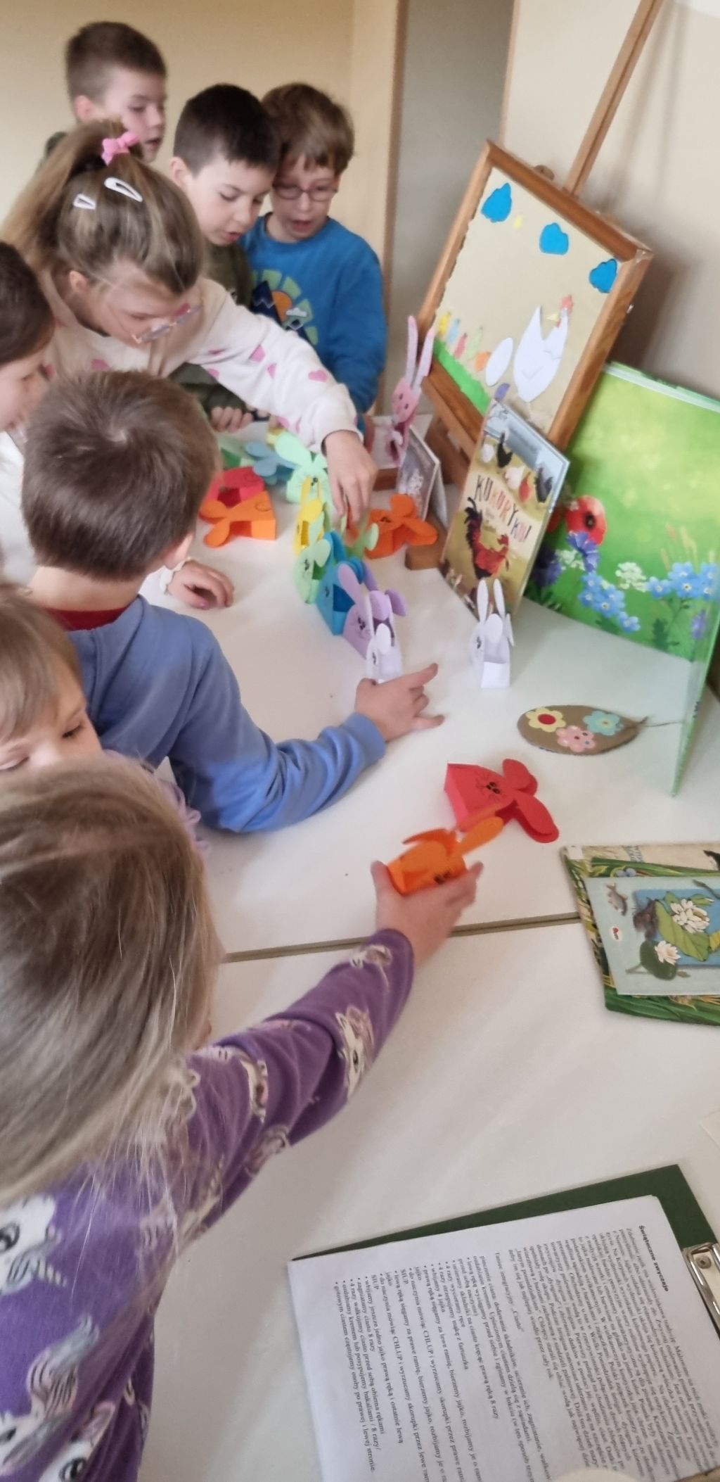 Konkurs, który zając ładniejszy. Dzieci podziwiają swoje prace.