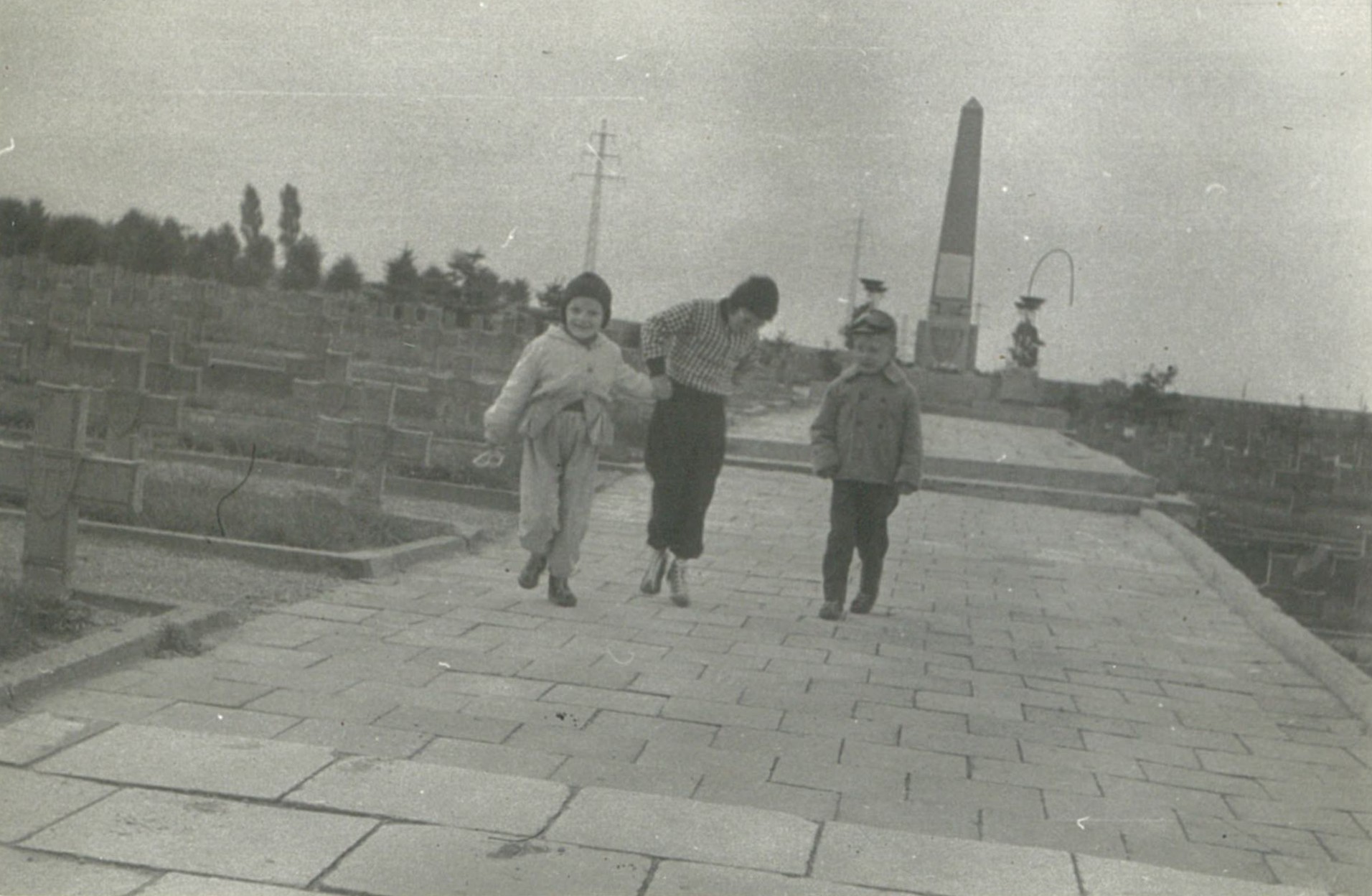 Cmentarz II Armii Wojska Polskiego w Zgorzelcu, 1959 rok. Zdjęcie jest odnośnikiem do wpisu 