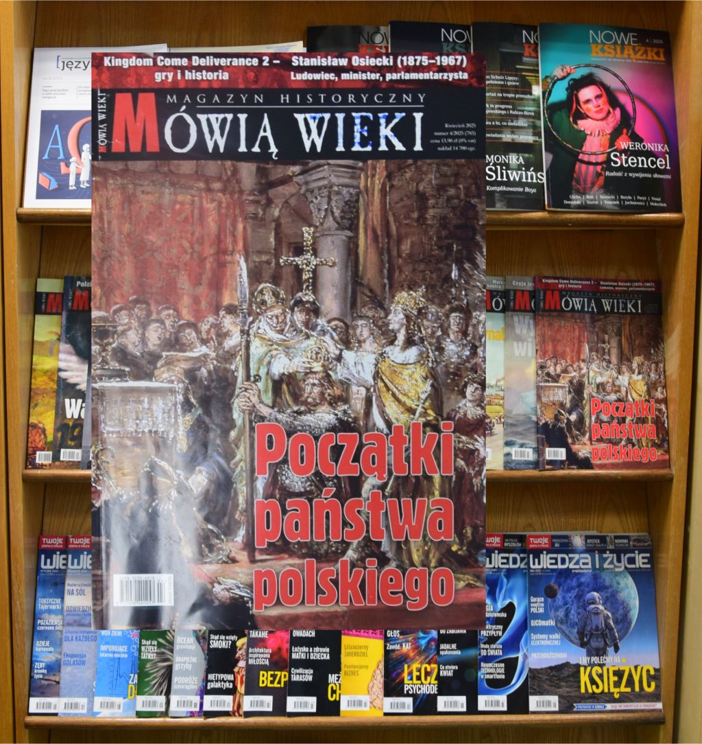 Regał z czasopismami w Czytelni MBP. Na pierwszym planie okładka kwietniowego numeru 