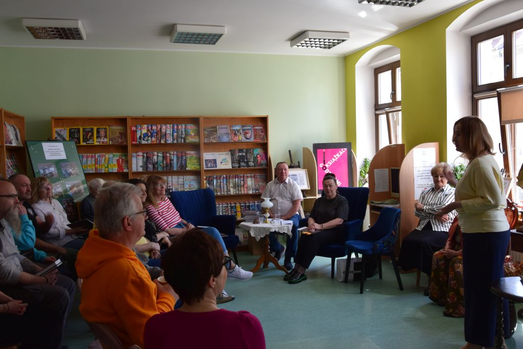Spotkanie Dyskusyjnego Klubu Książki "Literiada" w Czytelni MBP wokół książki Beaty i Roberta Błażejczak „Legendy i podania łużyckie ze Zgorzelca/Görlitz i okolic”.