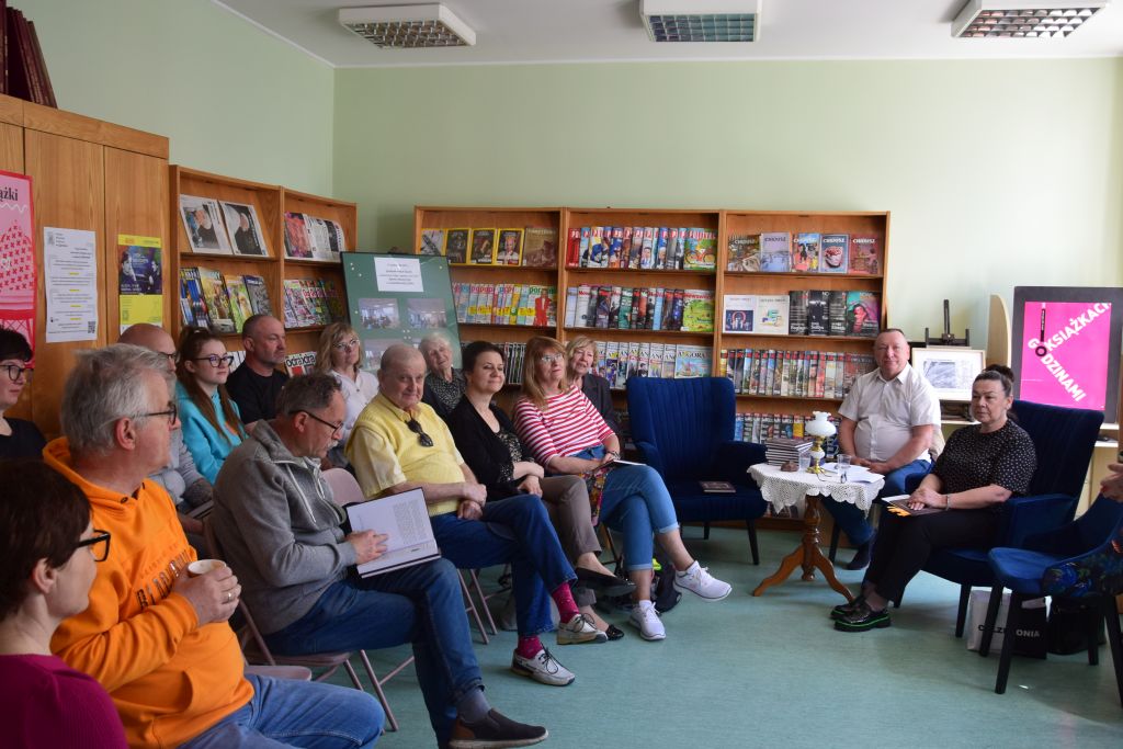 Spotkanie Dyskusyjnego Klubu Książki "Literiada" w Czytelni MBP wokół książki Beaty i Roberta Błażejczak „Legendy i podania łużyckie ze Zgorzelca/Görlitz i okolic”. Zdjęcie jest odnośnikiem do wpisu o spotkaniu.