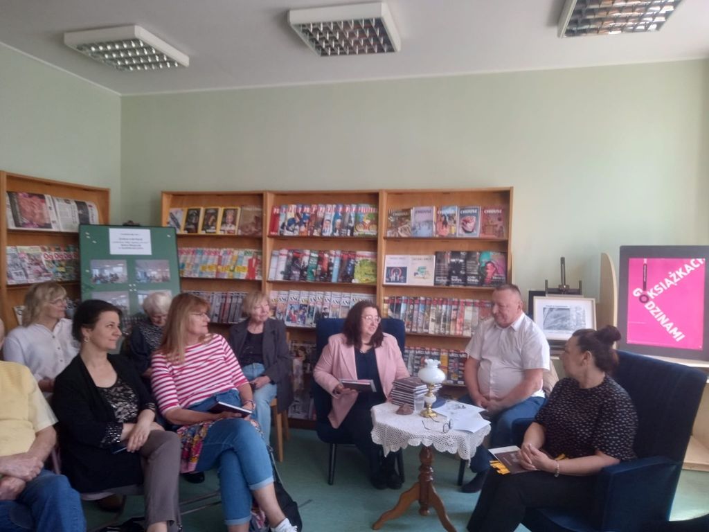 Spotkanie Dyskusyjnego Klubu Książki "Literiada" w Czytelni MBP wokół książki Beaty i Roberta Błażejczak „Legendy i podania łużyckie ze Zgorzelca/Görlitz i okolic”.