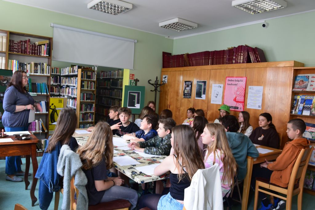 Warsztaty kaligrafii dla uczniów klasy piątej ze Szkoły Podstawowej „Tęcza” w Czytelni MBP.