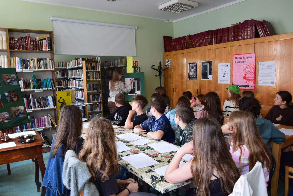 Warsztaty kaligrafii dla uczniów klasy piątej ze Szkoły Podstawowej „Tęcza” w Czytelni MBP.