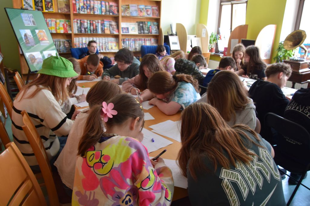Warsztaty kaligrafii dla uczniów klasy piątej ze Szkoły Podstawowej „Tęcza” w Czytelni MBP.