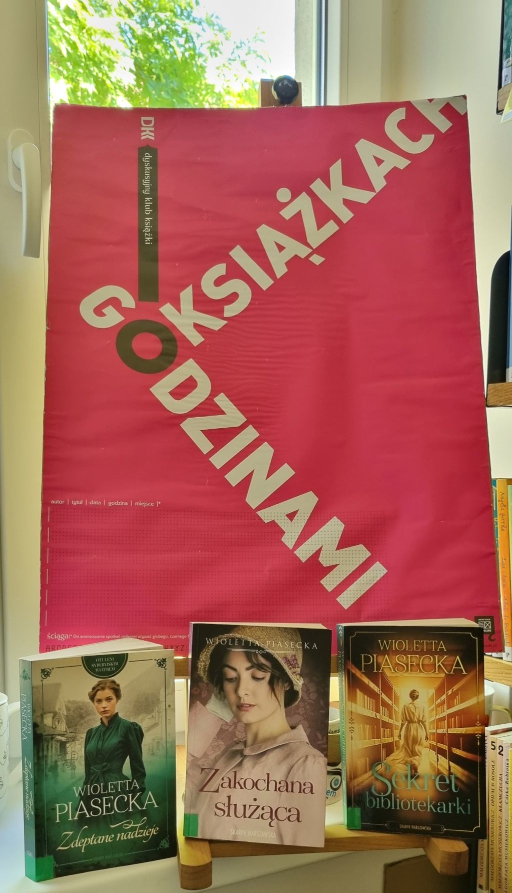 Wystawa książek podczas spotkania Dyskusyjnego Klubu Książki w Zgorzelcu. Zdjęcie jest odnośnikiem do wpisu o spotkaniu DKK w Filii nr 4.