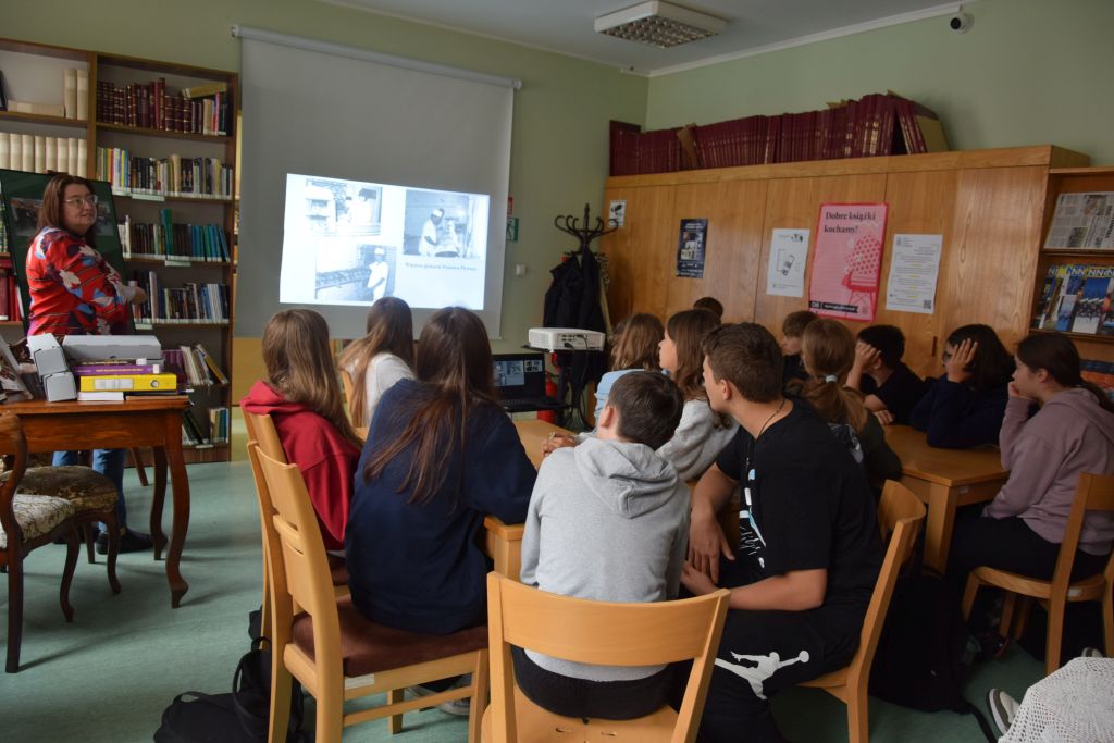 Spotkanie w Czytelni MBP poświęcone zbiorom regionalnym. Uczniowie oglądają prezentację multimedialną. 