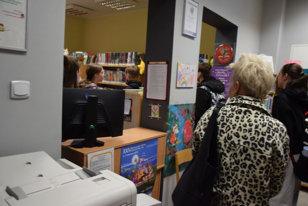Uczniowie zwiedzają Oddział dla Dzieci i Młodzieży.