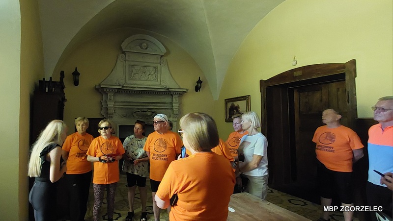 Uczestnicy rajdu zwiedzają wnętrze Pałacu