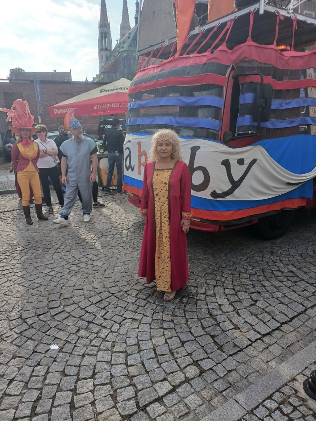 Jakuby 2025. Krystyna Radzięta, Dyrektor Miejskiej Biblioteki Publicznej w Zgorzelcu, na pochodzie otwierającym Jakuby.