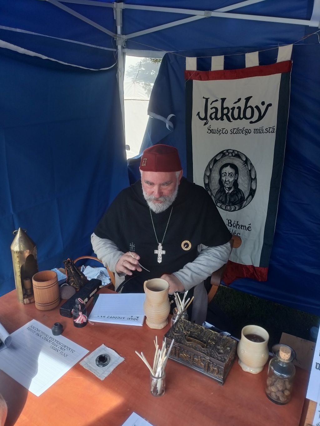 Jakuby 2025. Pan Adam Turczyn prowadzi warsztaty pisma.