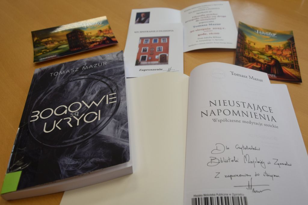 Książki Tomasza Mazura w Miejskiej Bibliotece Publicznej w Zgorzelcu. Zdjęcie jest odnośnikiem do wpisu 