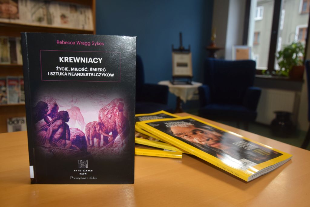 Książka „Krewniacy. Życie, miłość, śmierć i sztuka neandertalczyków” w Czytelni MBP.