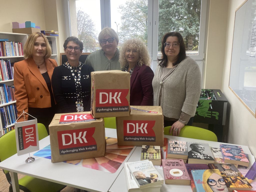 Z rąk Dyrektor Miejskiej Biblioteki Publicznej w Zgorzelcu Krystyny Radzięty dar książkowy od Dyskusyjnych Klubów Książki na Dolnym Śląsku w imieniu Zakładu przyjęła Pani doktor Natasza Hładuń, ordynator Zakładu dla Nerwowo i Psychicznie Chorych w Sieniawce. Zdjęcie jest odnośnikiem do wpisu