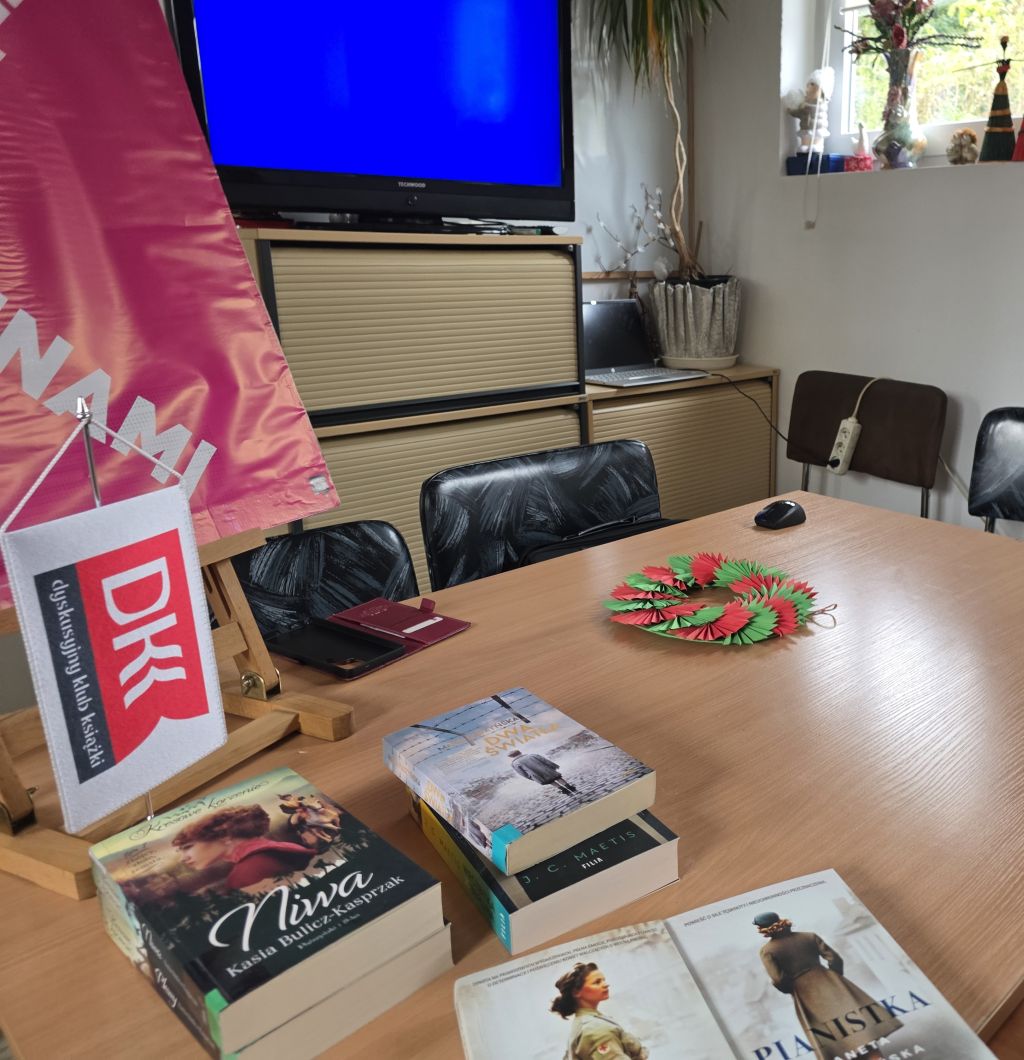 Wystawa książek w&nbsp;czasie spotkania klubowiczów DKK.