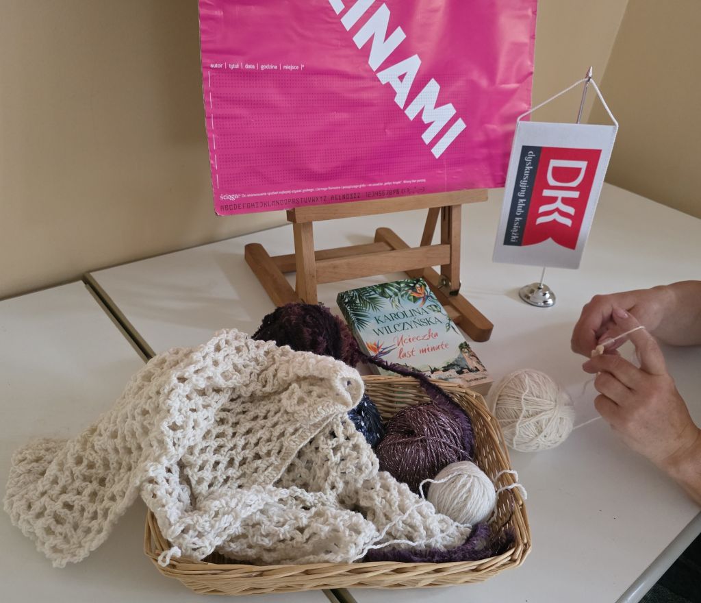 Spotkanie klubowiczów DKK "Aktywny Senior" w&nbsp;Zgorzelcu. Uczymy się podstawowych wzorów szydełkowania.