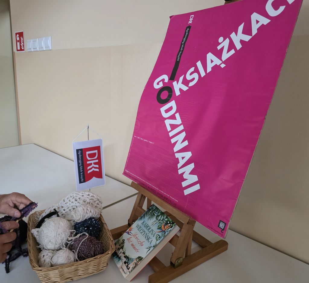 Spotkanie klubowiczów DKK "Aktywny Senior" w&nbsp;Zgorzelcu. Uczymy się podstawowych wzorów szydełkowania.