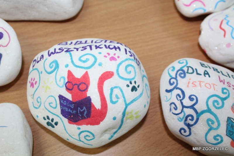 Malowanie kamieni z motywami zwierząt i książek.