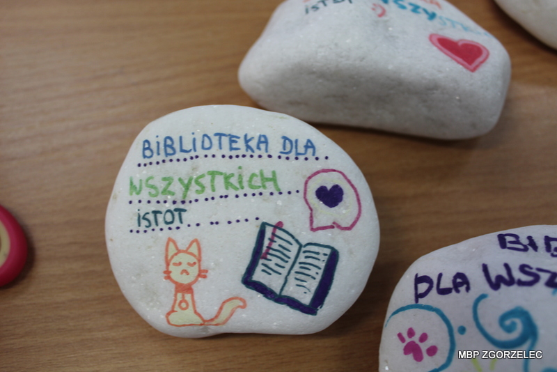 Malowanie kamieni z motywami zwierząt i książek.