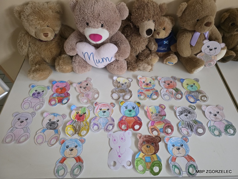 Prace wykonane przez dzieci podczas spotkania z okazji Dnia Pluszowego Misia.