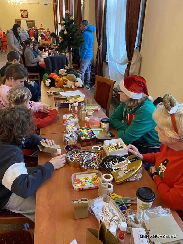 W sali konferencyjnej Miejskiego Domu Kultury w Zgorzelcu prowadzone są warsztaty plastyczne dla dzieci z udziałem dorosłych W sali konferencyjnej Miejskiego Domu Kultury w Zgorzelcu prowadzone są warsztaty plastyczne dla dzieci z udziałem dorosłych