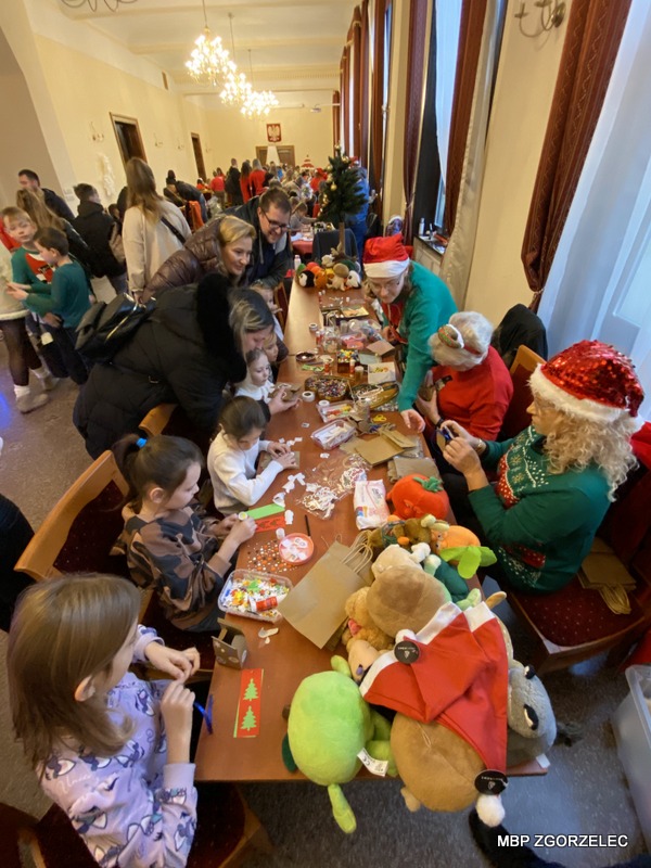 W sali konferencyjnej Miejskiego Domu Kultury w Zgorzelcu prowadzone są warsztaty plastyczne dla dzieci z udziałem dorosłych W sali konferencyjnej Miejskiego Domu Kultury w Zgorzelcu prowadzone są warsztaty plastyczne dla dzieci z udziałem dorosłych