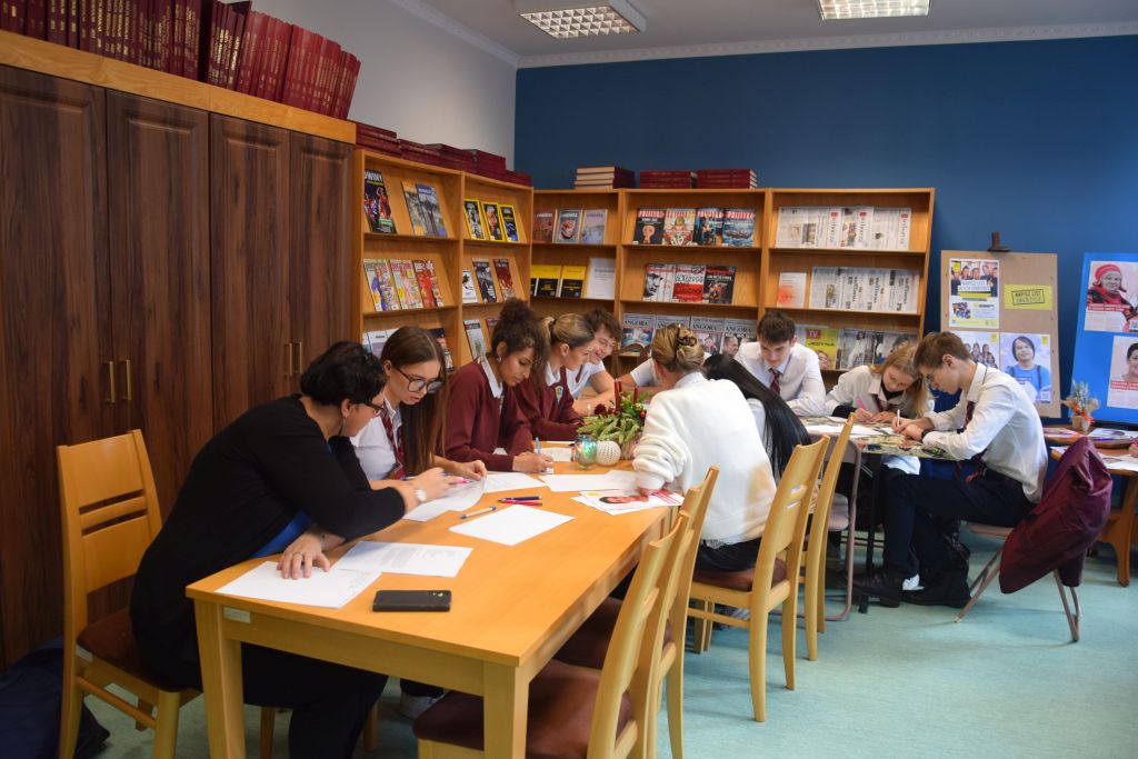 Uczniowie Liceum Ogólnokształcącego Cogito w Zgorzelcu piszą listy w ramach akcji Maraton Pisania Listów 2025. Zdjęcie jest odnośnikiem do wpisu o wydarzeniu.