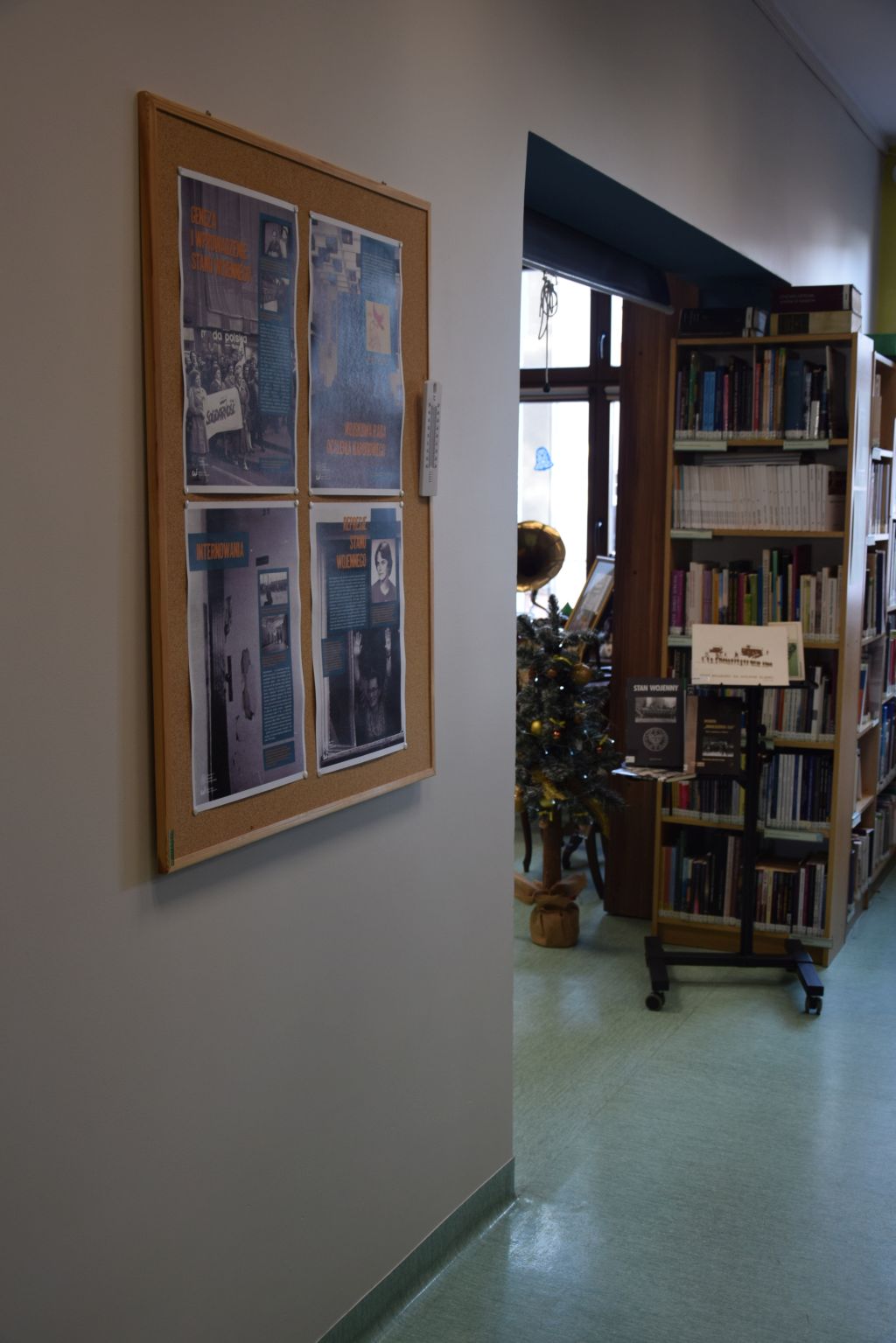 Prezentacja wystawy elementarnej Instytutu Pamięci Narodowej pt. „Stan wojenny 1981–1983” w&nbsp;Czytelni MBP.