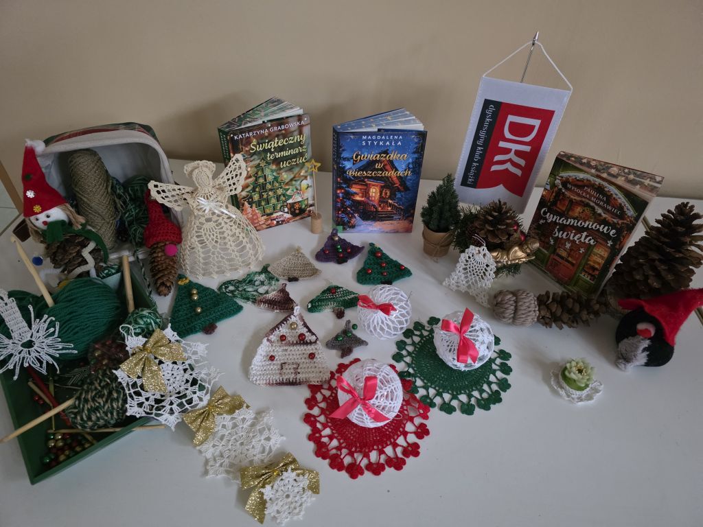 Wystawa prac wykonanych podczas spotkania "szydełkowego" grupy klubowiczek DKK.