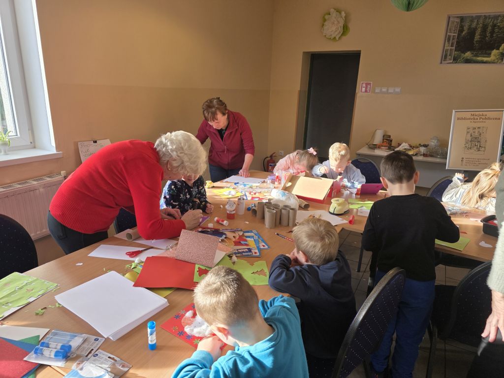 Przedszkolaki wspólnie z&nbsp;Seniorkami tworzą ozdoby świąteczne.