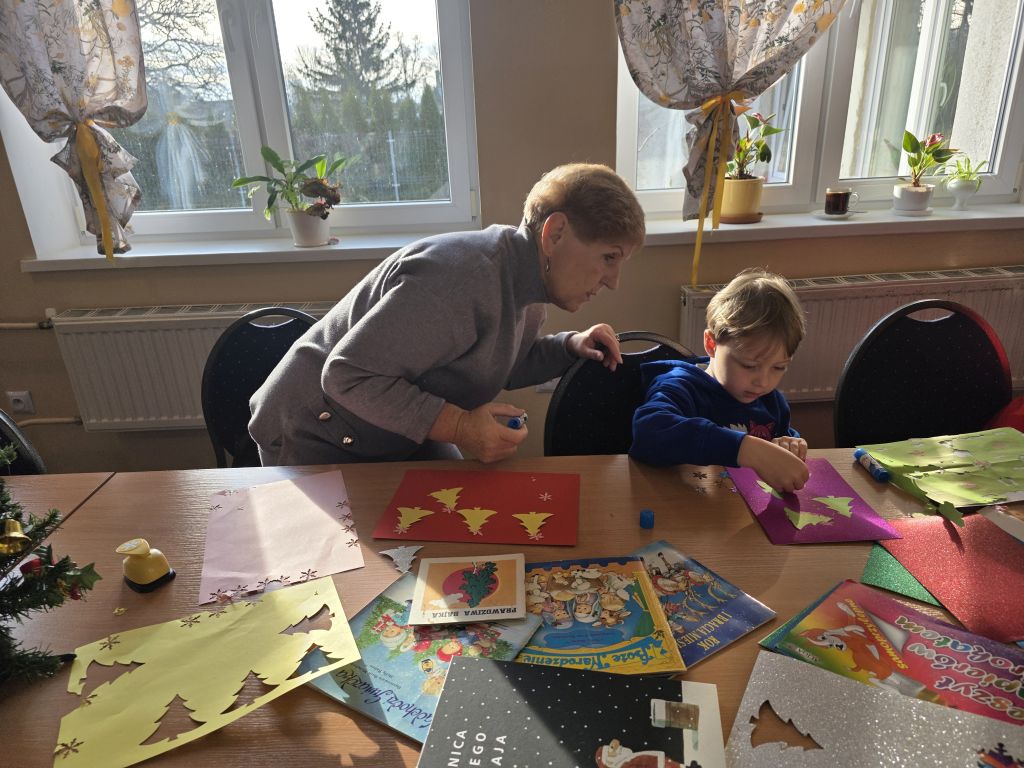 Przedszkolaki wspólnie z&nbsp;Seniorkami tworzą ozdoby świąteczne.