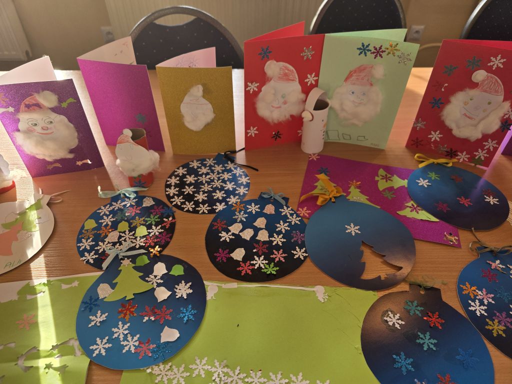 Wystawa prac dzieci, wykonanych podczas spotkania z&nbsp;Seniorkami.