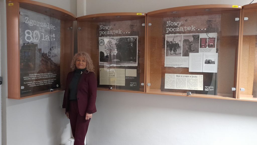 Dyrektor MBP Krystyna Radzięta, w tle plansze wystawy “Zgorzelec ma 80 lat!” prezentowanej w Dolnośląskiej Bibliotece Publicznej we Wrocławiu. Zdjęcie jest odnośnikiem do wpisu o wystawie "Zgorzelec ma 80 lat!".