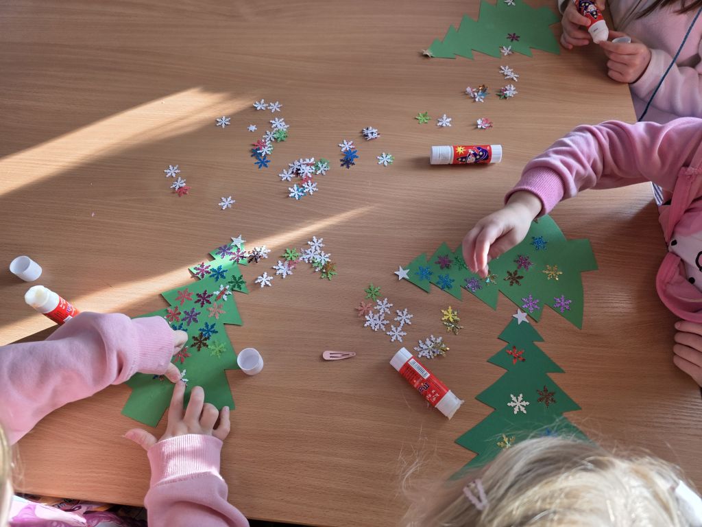 Zajęcia plastyczne w&nbsp;bibliotece.